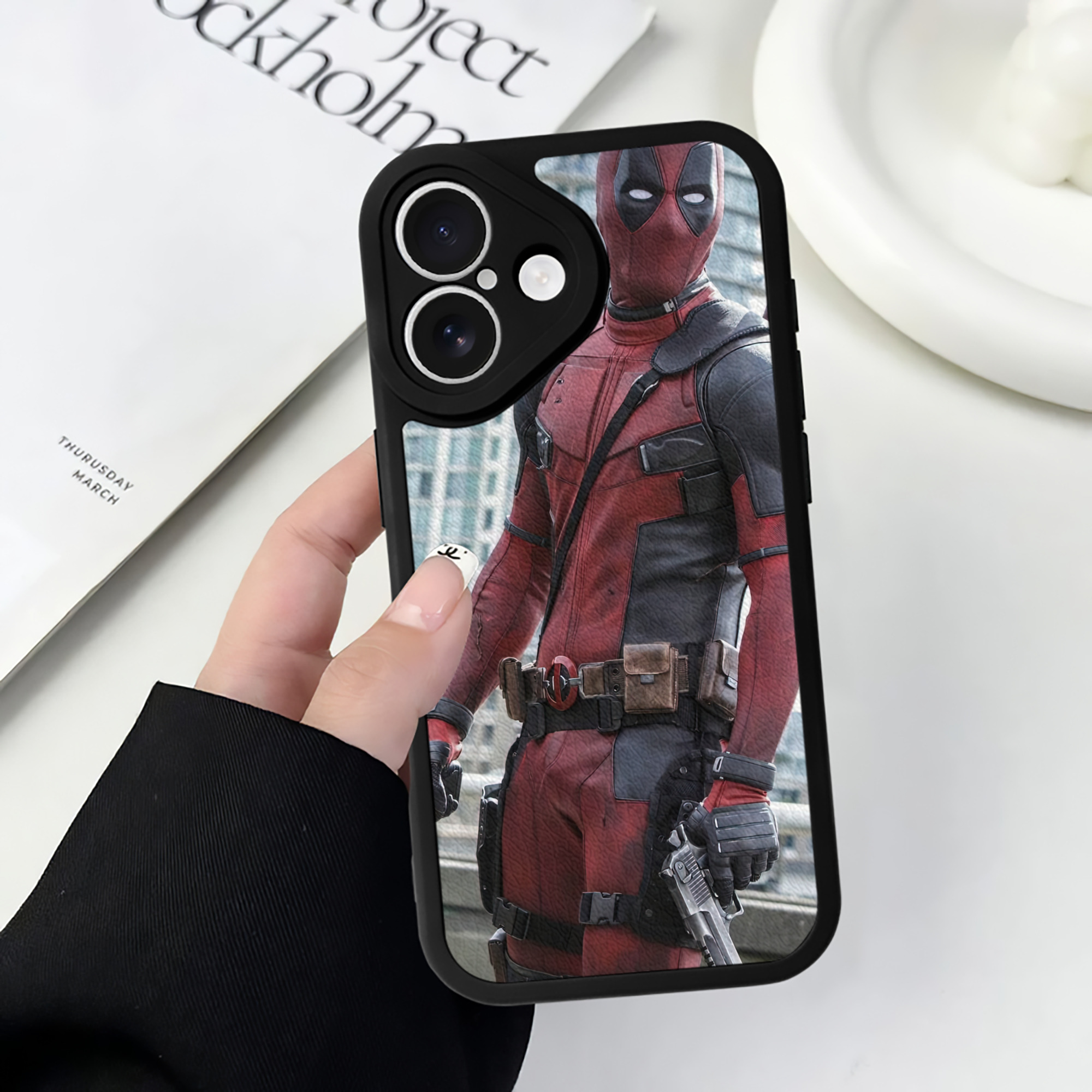 （画像用） Deadpool デッドプール 【iPhone 16シリーズ対応】シリコンスマホケース（レザー調） 材質：シリコン